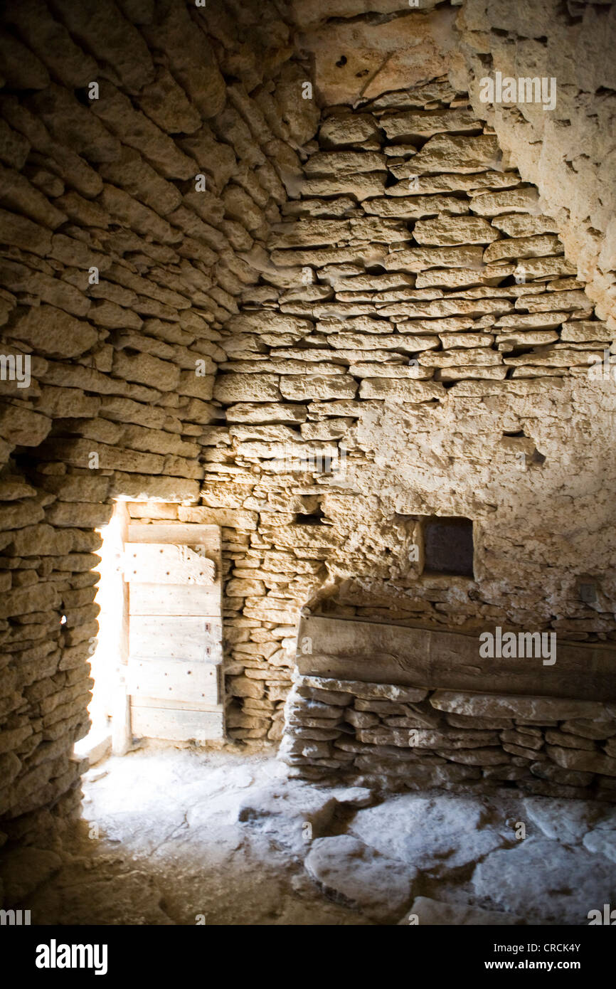 La France, la Provence, le village des bories. Maison en pierre Banque D'Images