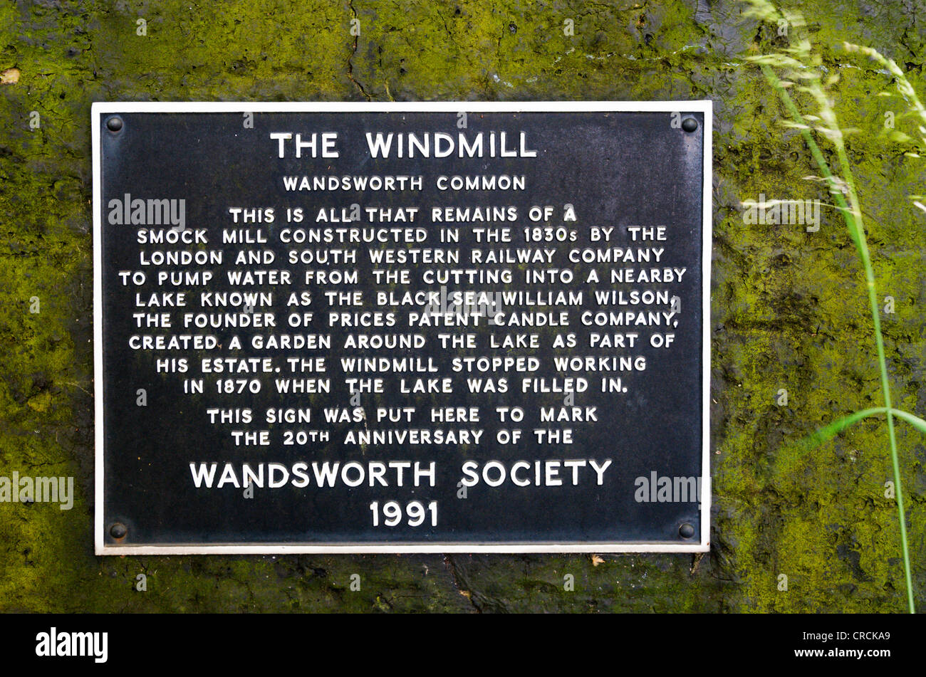 Sur le côté du moulin ou bazin sur Wandsworth Common, London. Banque D'Images