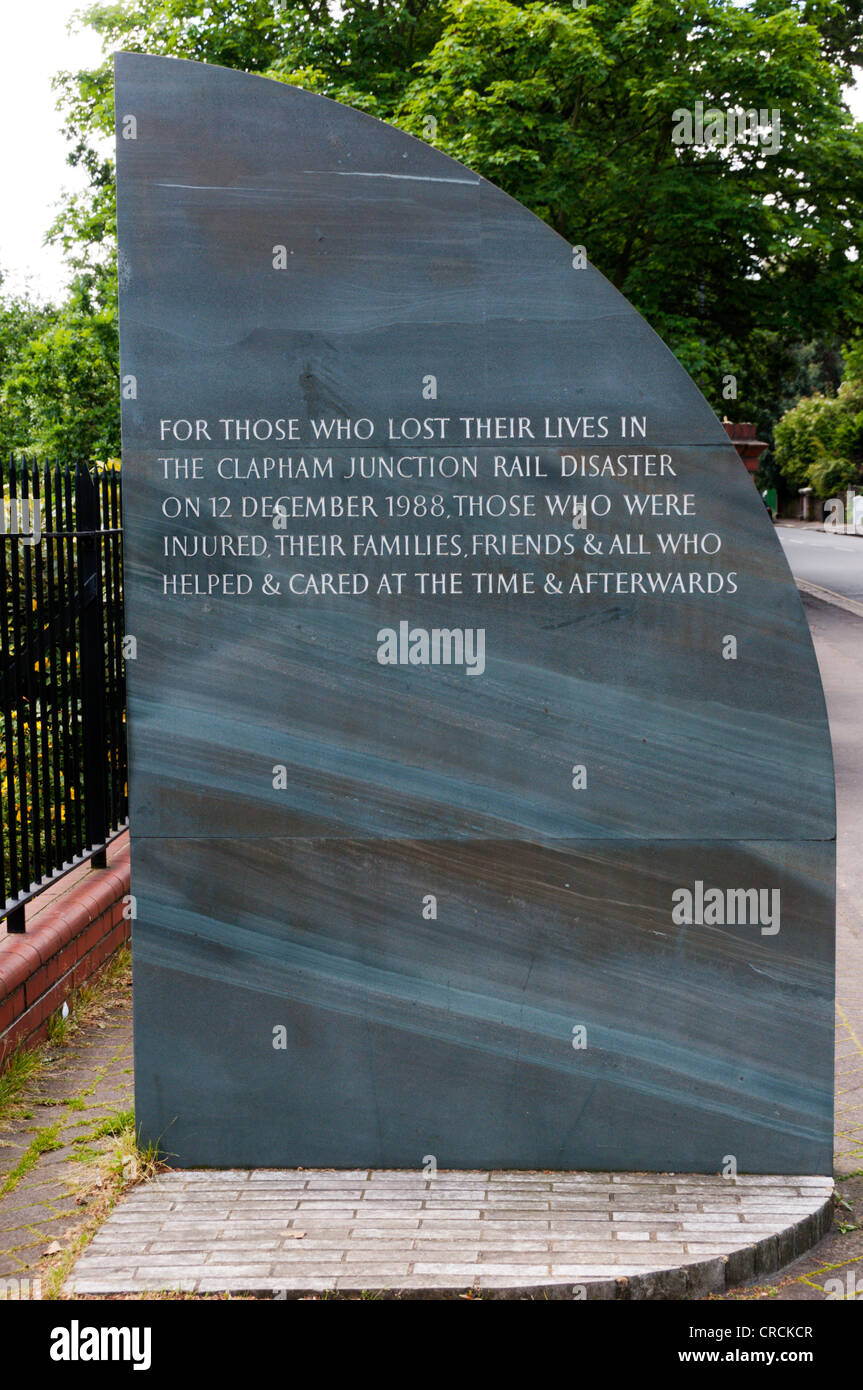 Le mémorial à ceux impliqués dans la catastrophe ferroviaire de Clapham Junction. Banque D'Images
