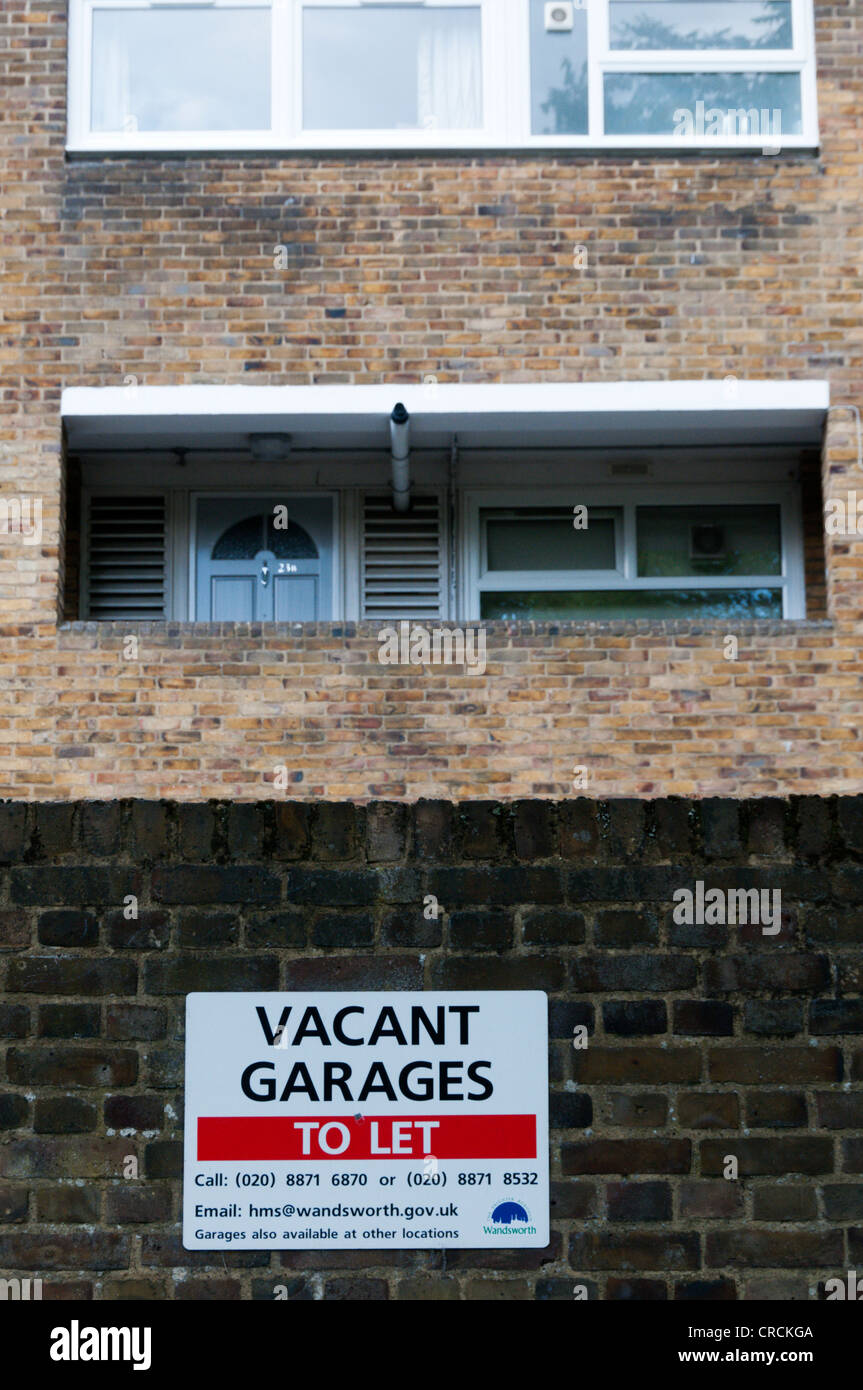 Garages vacants soit par le signe. Banque D'Images