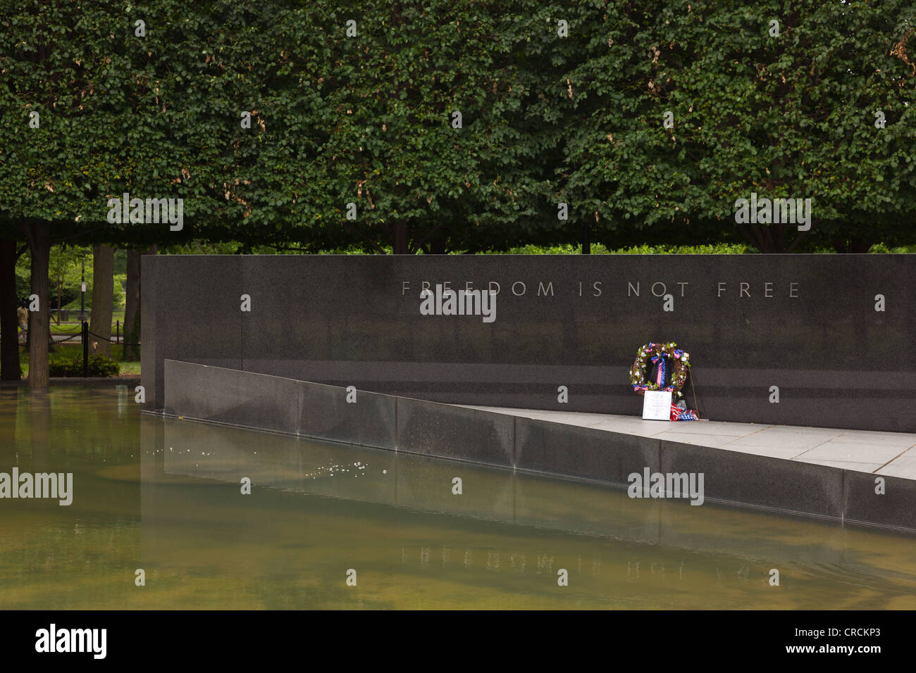 Inscrivez-vous sur le mur de l'un miroir d'eau de la Korean War Veterans Memorial à Washington DC Banque D'Images