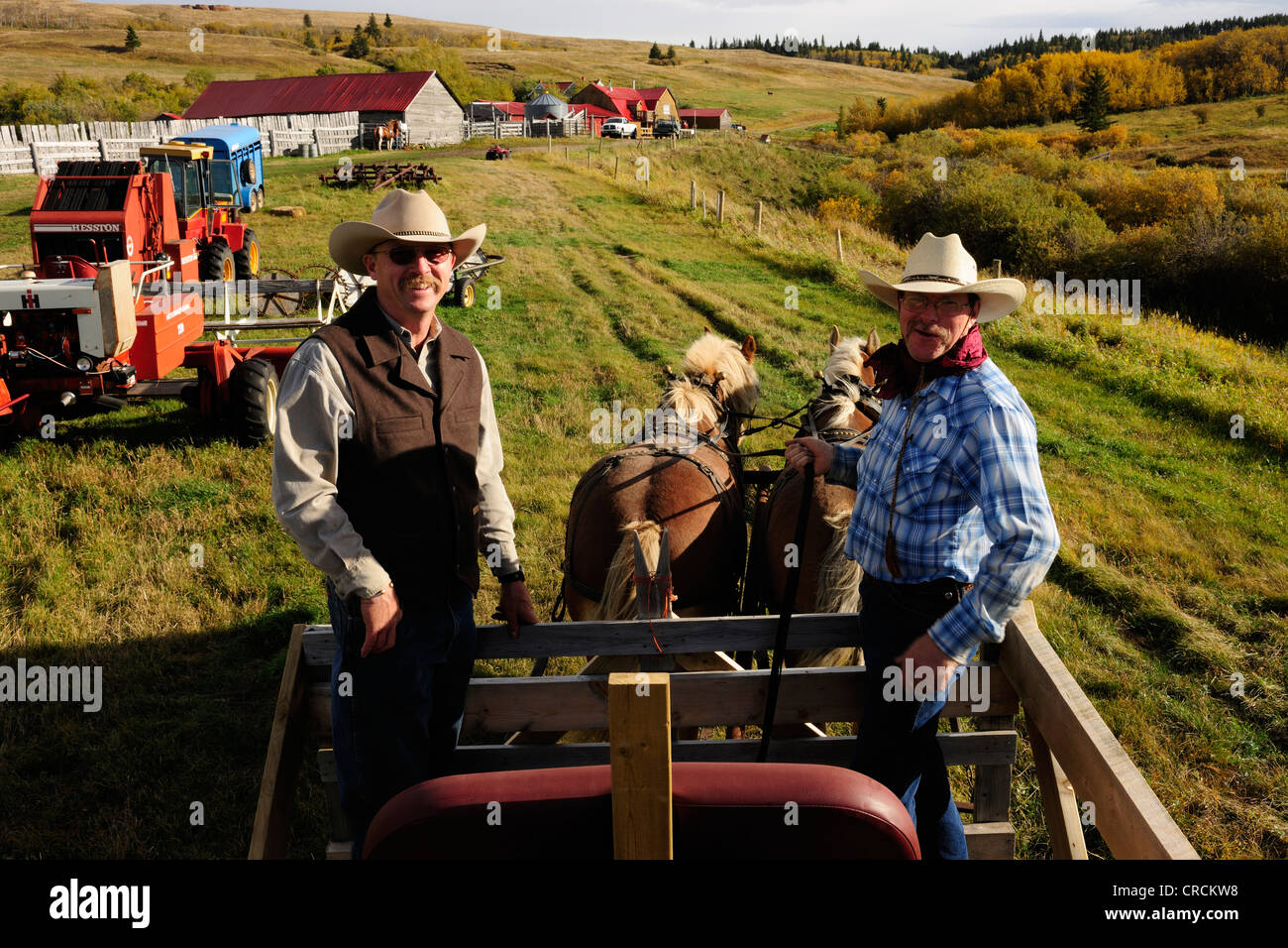 Deux cow-boys dans un cheval panier, Saskatchewan, Canada, Amérique du Nord Banque D'Images