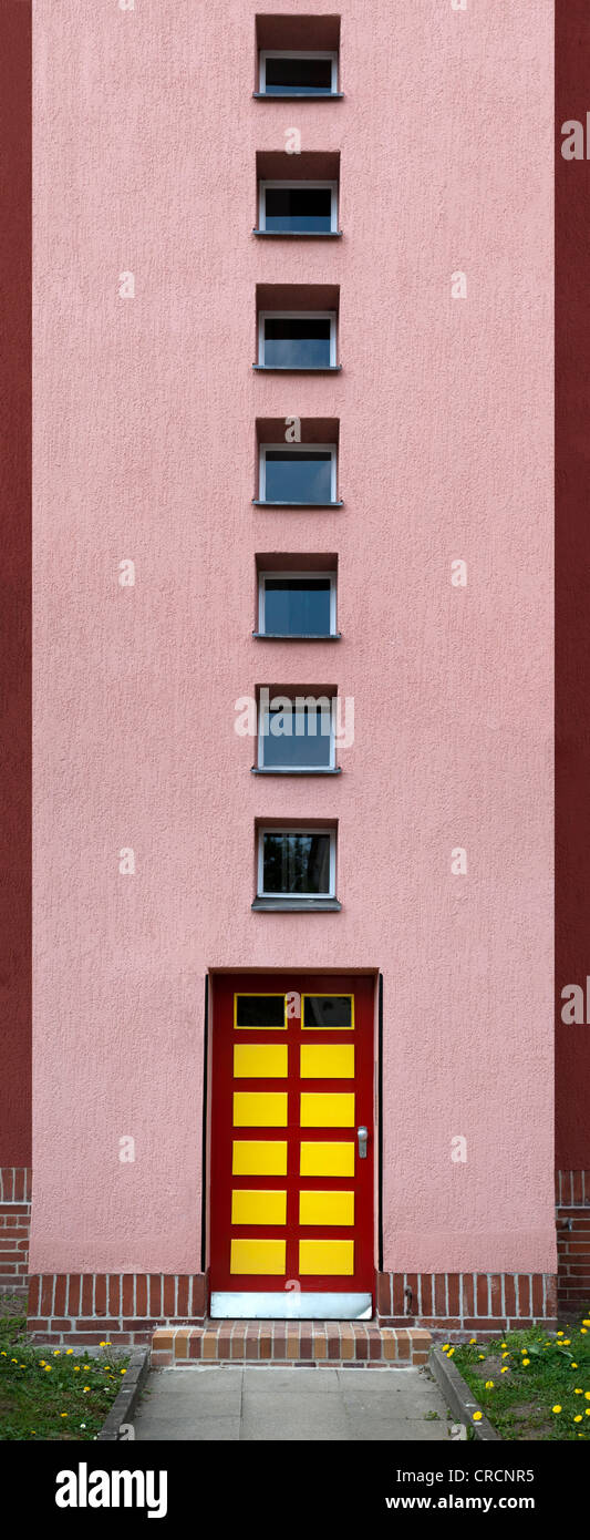 Porte d'entrée colorée avec windows, Rote ruban avant le long de la Fritz-Reuter-Allee, district de Zehlendorf, localité de Banque D'Images