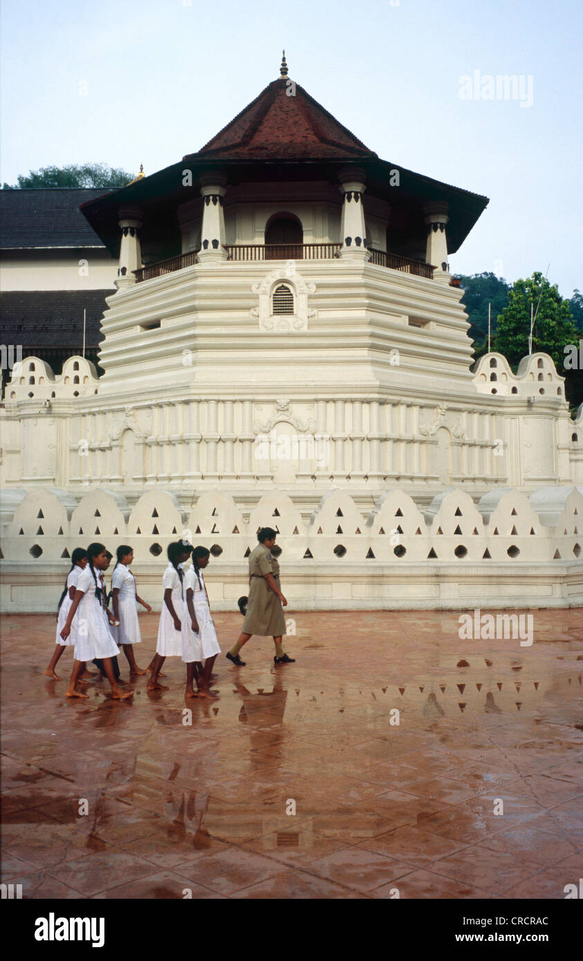 Groupe de filles en face d'un le Temple de la dent sacrée de Kandy, Sri Lanka, Central Banque D'Images