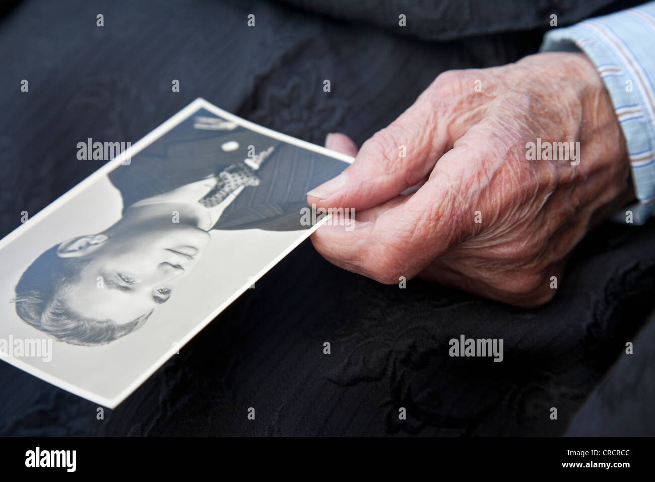 L'affichage d'une photo ancienne, old man's hand holding a la photographie en noir et blanc, souvenirs, photo historique, portrait, maison de soins infirmiers Banque D'Images