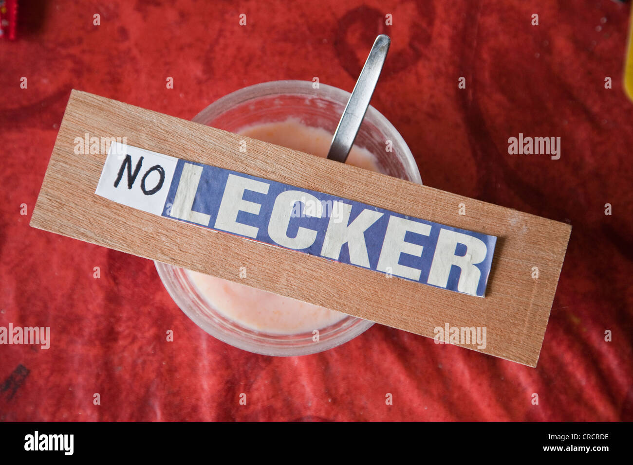 Dessert dans un bol en verre, couverts de bois 'non', lecker Allemagne pour 'non', savoureux repas commentaire de 'non' savoureux Banque D'Images