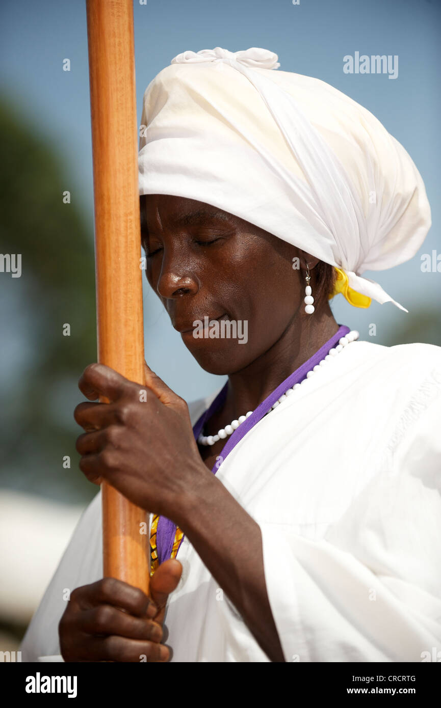 Femme absorbée dans la prière, Bamenda, Cameroun, Afrique Banque D'Images