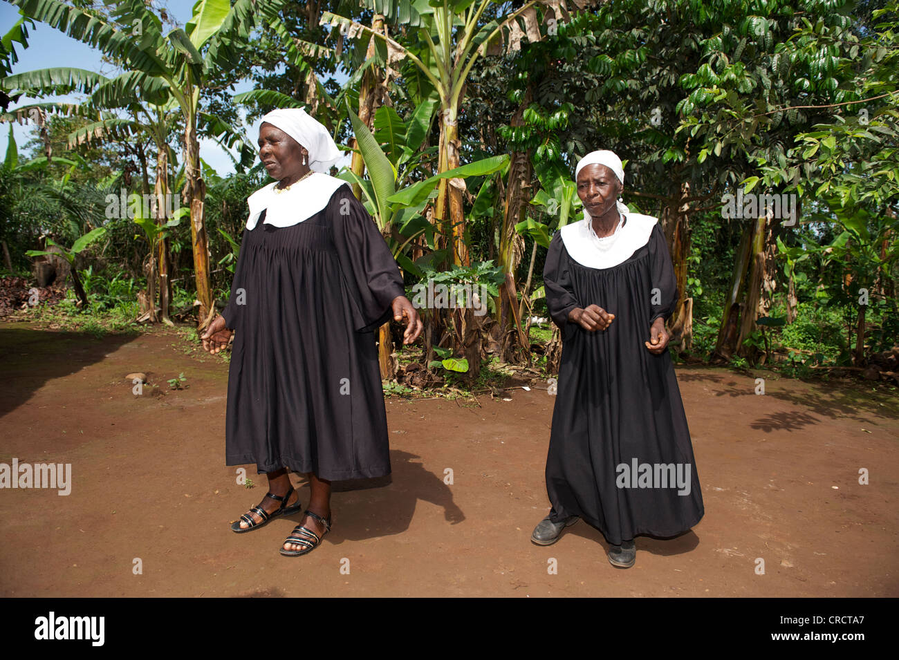 Vieilles femmes portant des robes pour la chorale de l'église, Bamenda, Cameroun, Afrique Banque D'Images