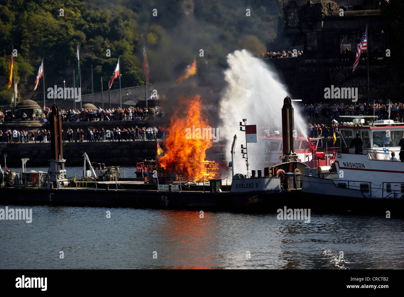 Exercice de lutte contre l'incendie sur l'eau avec bateau de lutte contre l'incendie, le RLP-1 Koblenz, Rhénanie-Palatinat, Allemagne, Europe Banque D'Images