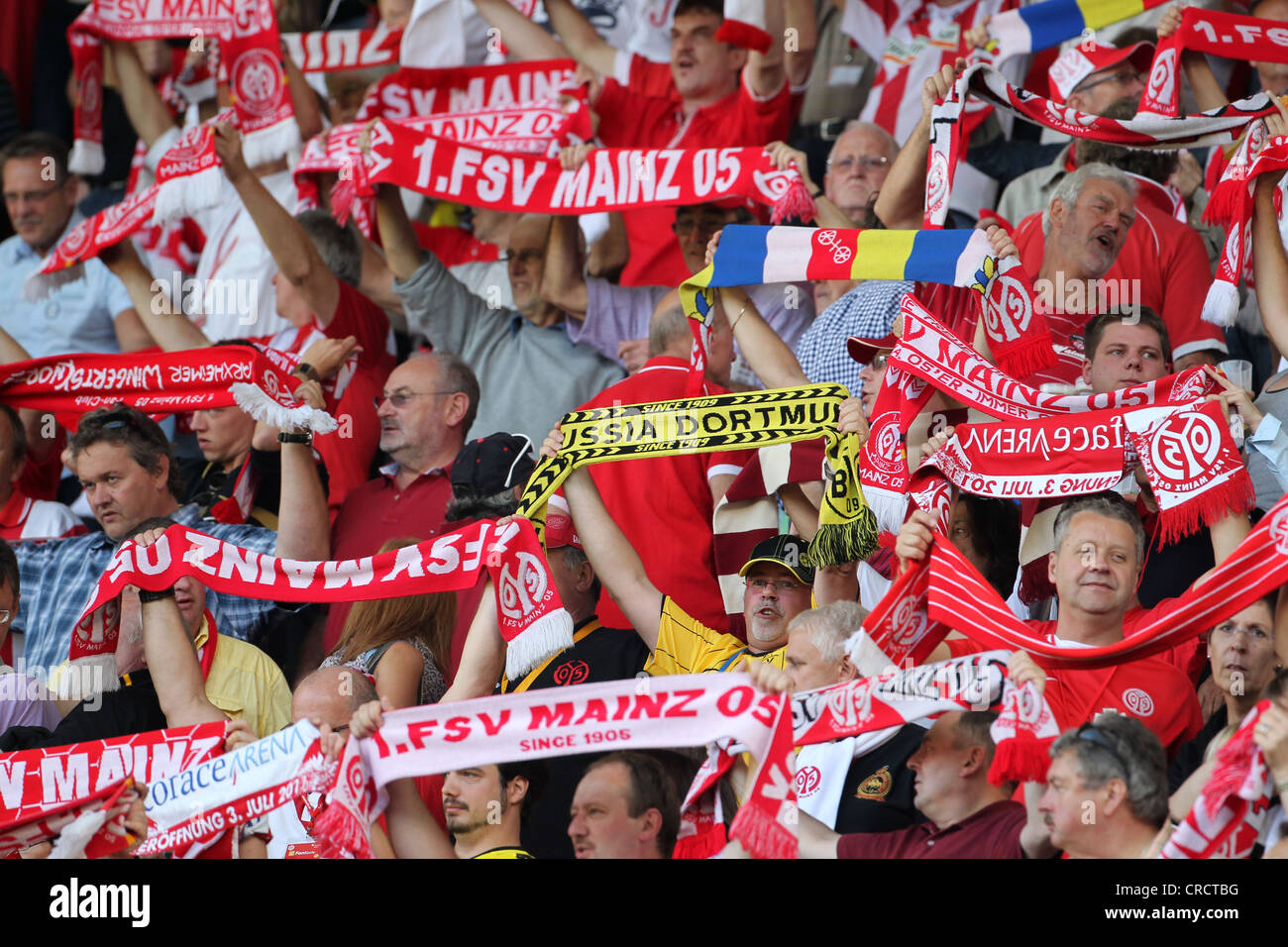 Fan de Borussia Dortmund au milieu de fans de FSV Mainz 05, football, match de Bundesliga entre FSV Mainz 05 et Borussia Dortmund Banque D'Images