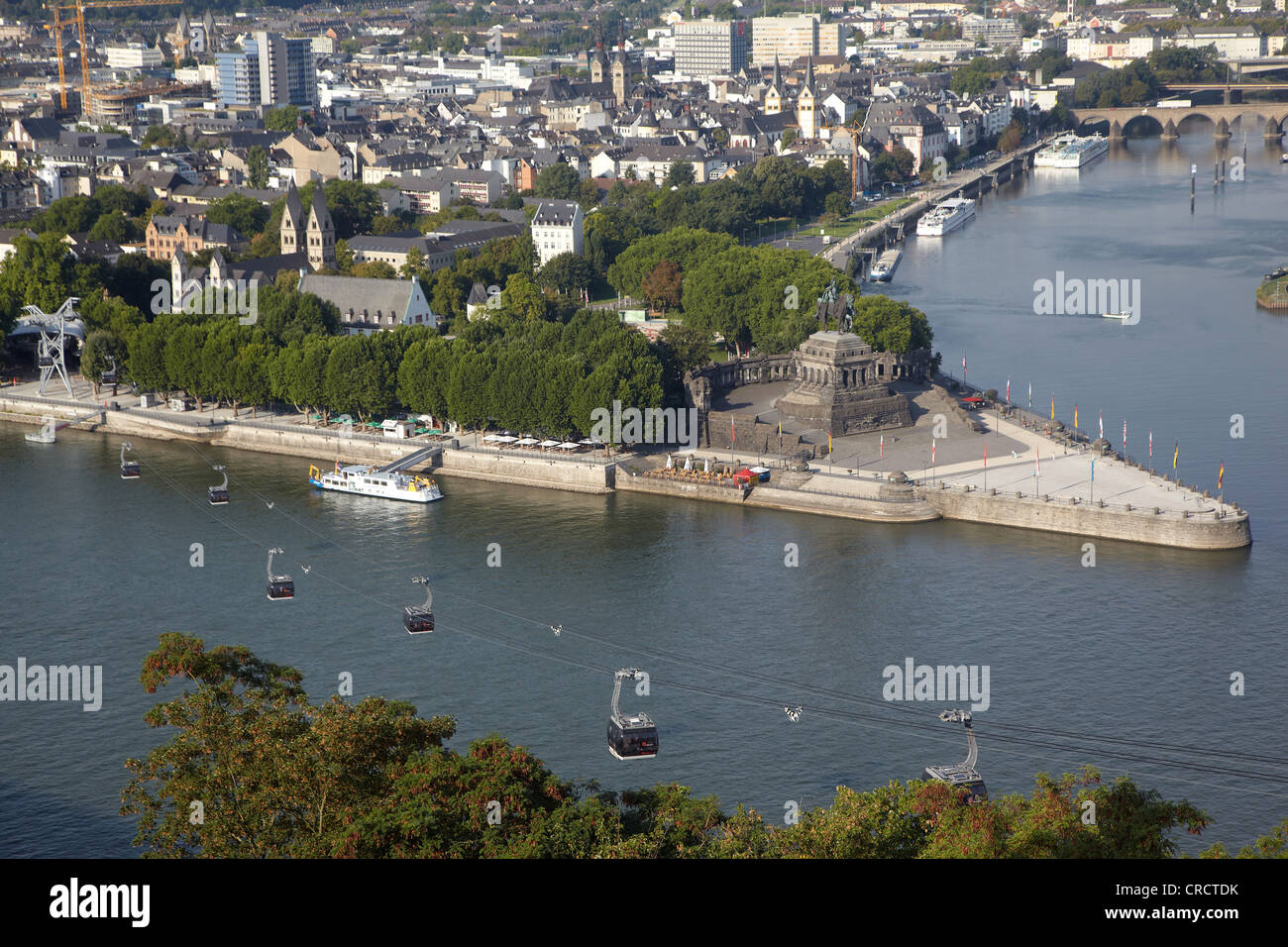 Deutsches Eck pointe à la jonction du Rhin et de la Moselle, statue équestre de Wilhelm, un empereur allemand Banque D'Images