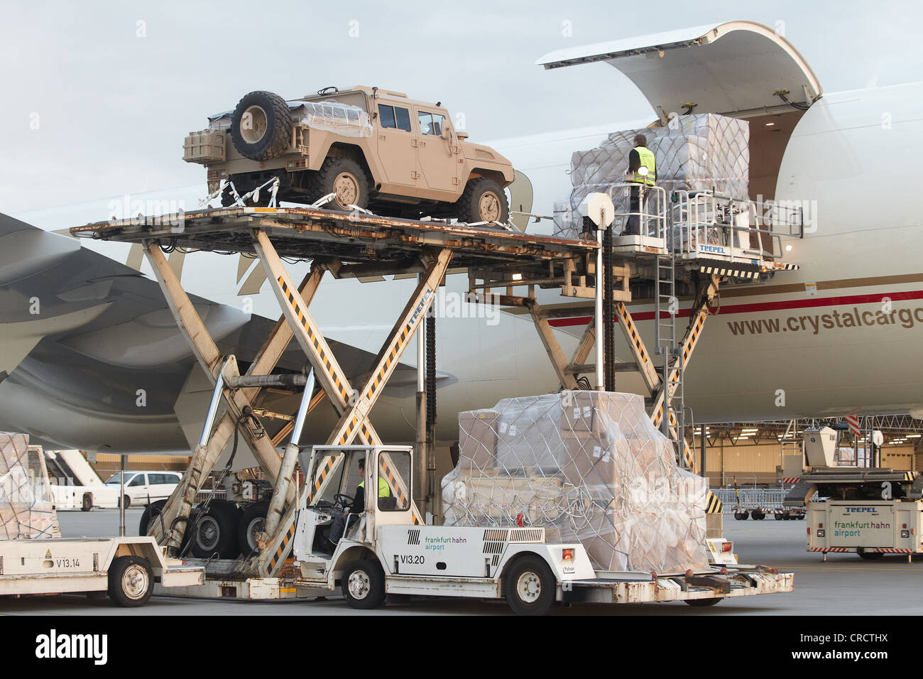 Chargement d'un véhicule militaire sur un Boing 777 avion de cargaison à l'aéroport de Frankfurt-Hahn, Lautzenhausen, Rhénanie-Palatinat Banque D'Images