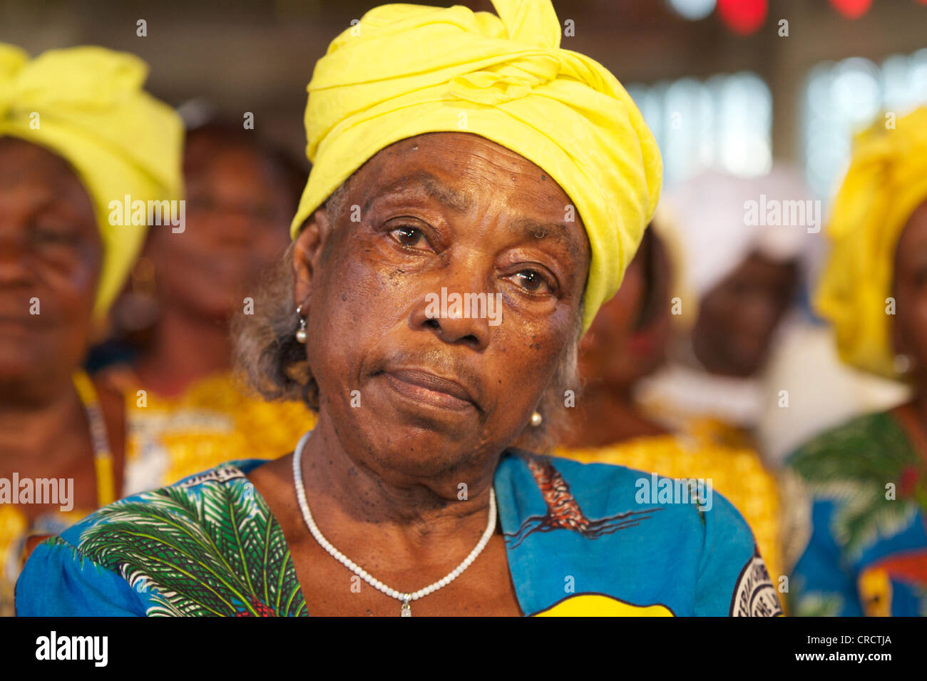 Femme lors d'un service religieux, les femmes chrétiennes en matière de bourses, la FCF, Limbe, Cameroun, Afrique Banque D'Images