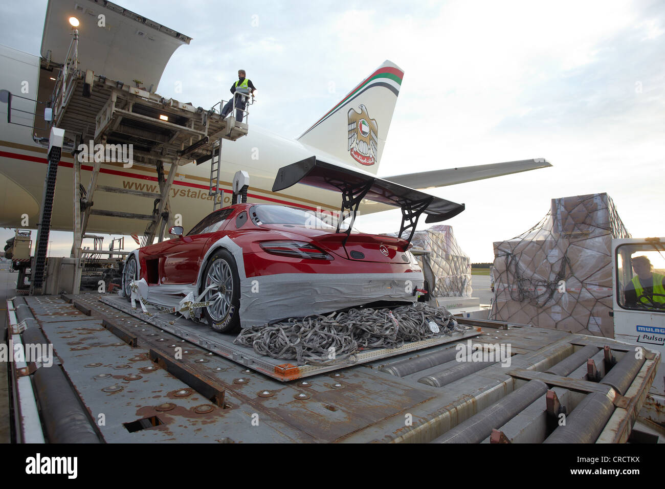 Chargement d'une Mercedes SLS sur un Boeing 777 cargo à l'aéroport de Frankfurt-Hahn, Lautzenhausen, Rhénanie-Palatinat Banque D'Images