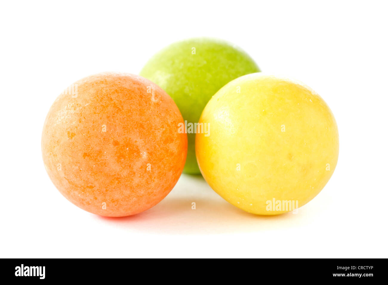 Trois boules de chewing-gum de couleur sur fond blanc Banque D'Images