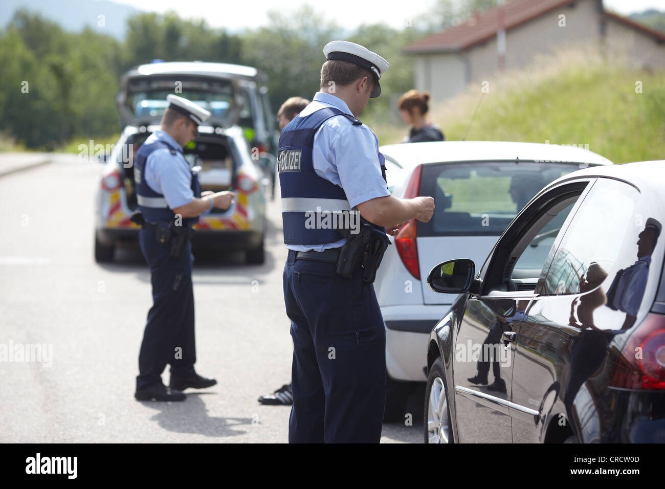 Faire un arrêt de la circulation de la police, Koblenz, Rhénanie-Palatinat, Allemagne, Europe Banque D'Images