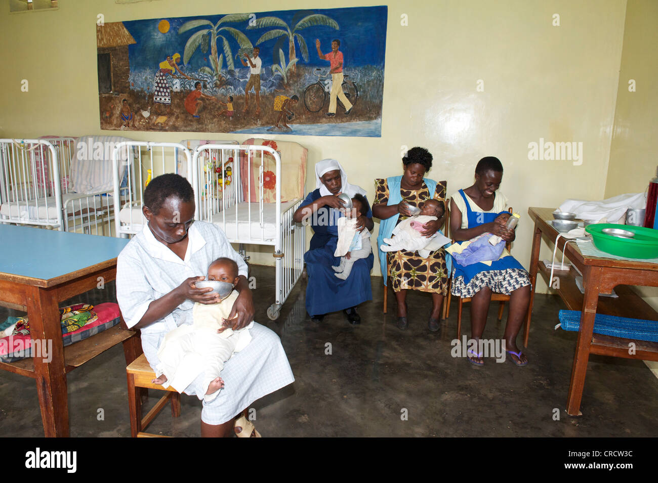 Les nourrissons nourris par les infirmières de l'enfant dans un orphelinat près de Bukoba, Tanzanie, Afrique du Sud Banque D'Images