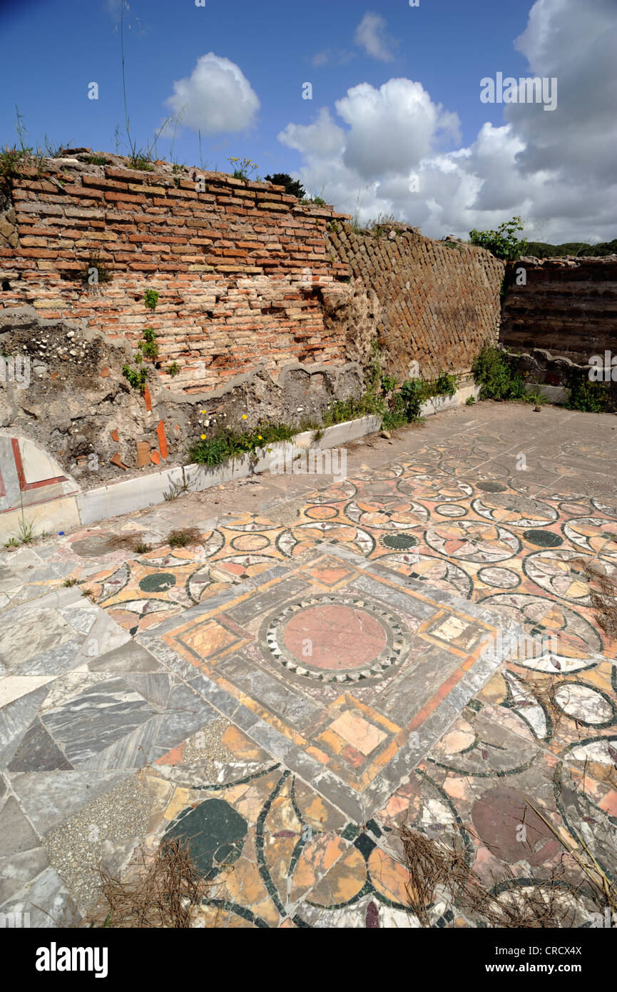 Italie, Rome, Ostia Antica, maison romaine de Cupidon et Psyché (Domus di Amore e Psiche), ancien sol en mosaïque Banque D'Images