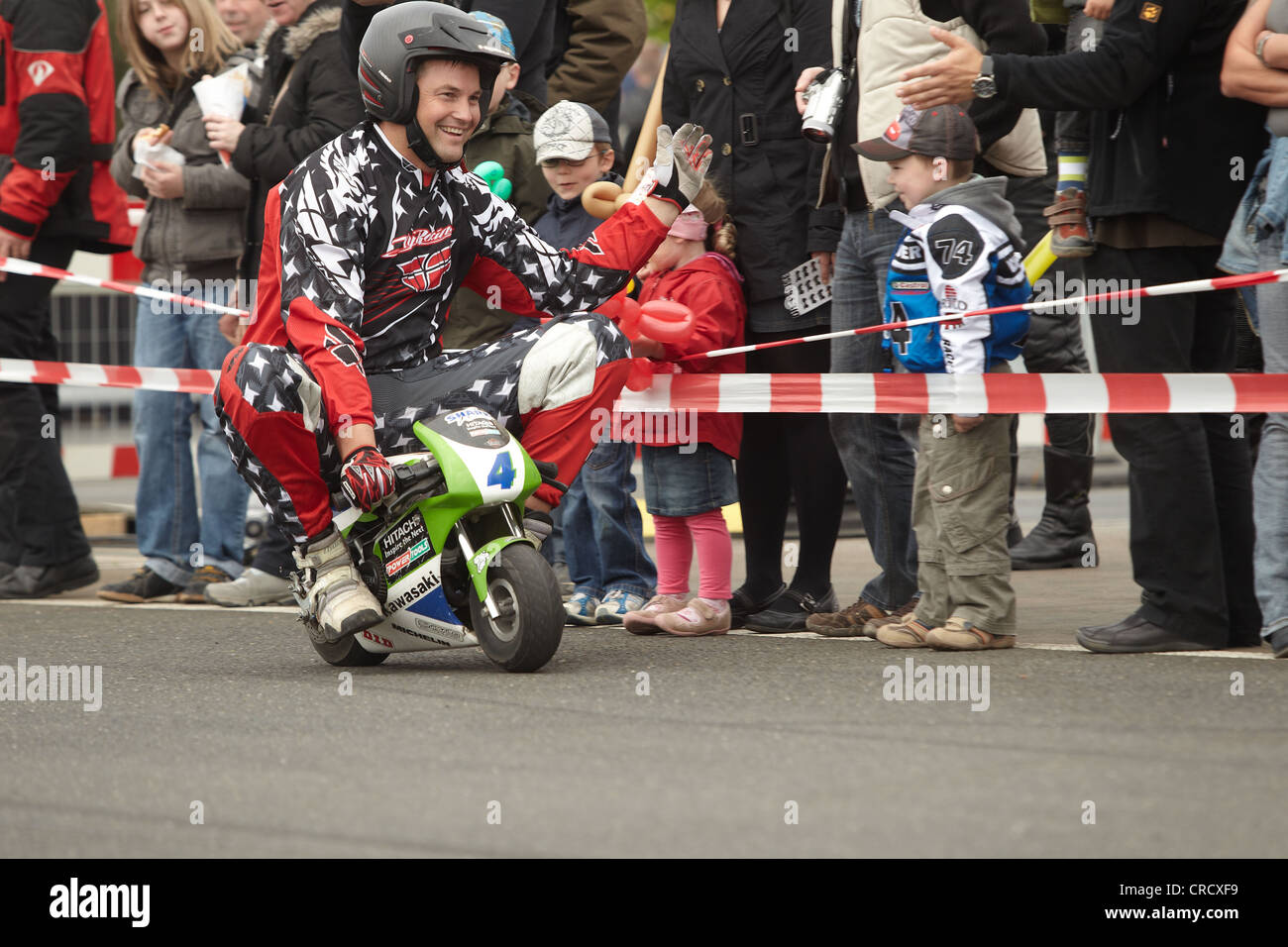 Stuntman Mike Auffenberg moto équitation un pocket bike, Koblenz, Rhénanie-Palatinat, Allemagne, Europe Banque D'Images