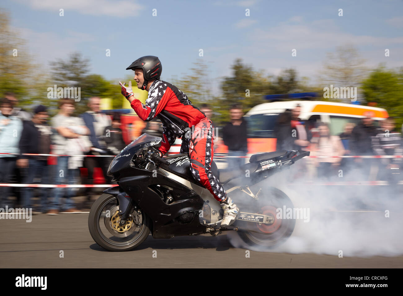 Cascadeur moto Mike Auffenberg montrant un burnout, Koblenz, Rhénanie-Palatinat, Allemagne, Europe Banque D'Images