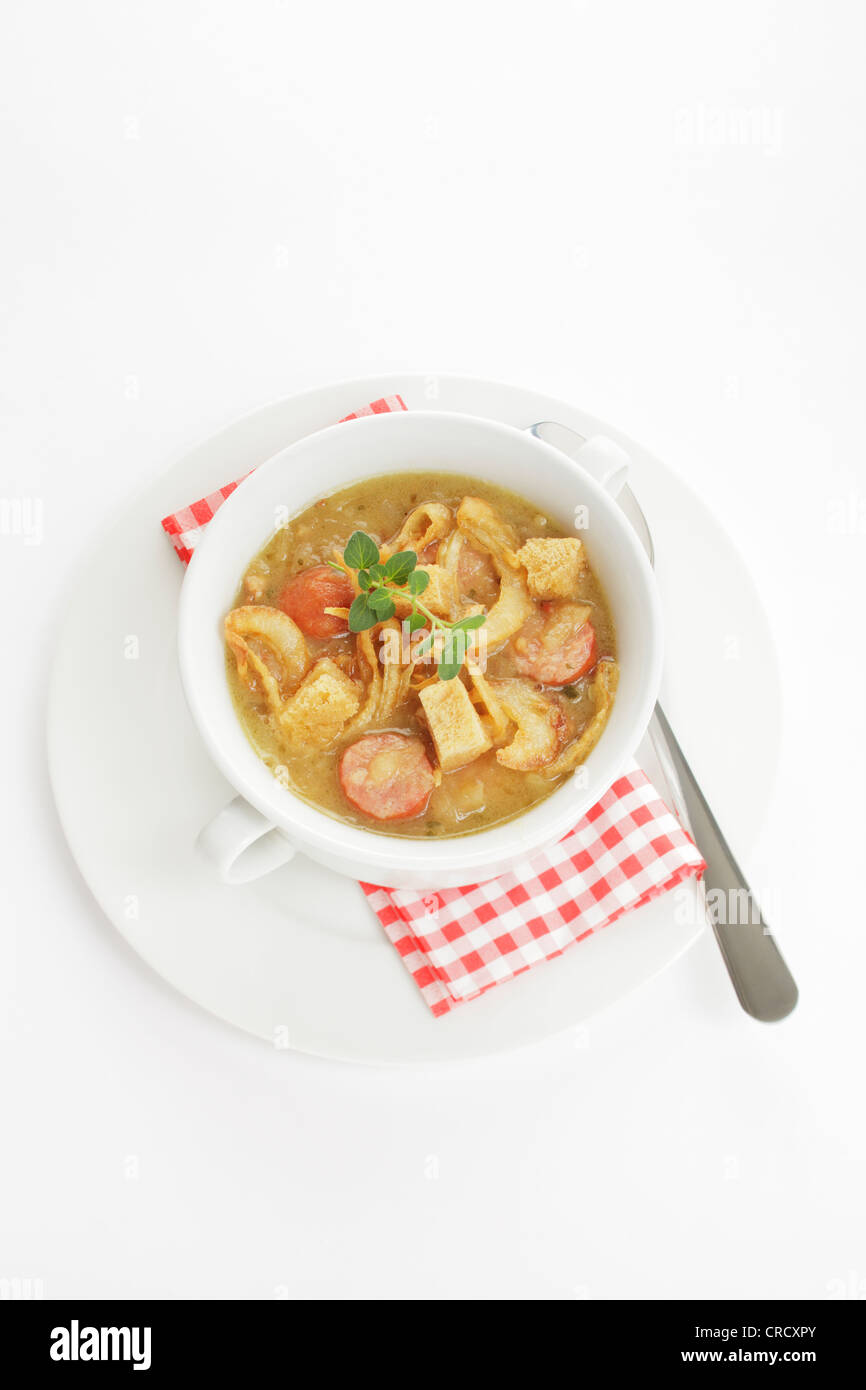 Soupe à l'oignon rhénane avec saucisses fumées et croûtons Banque D'Images