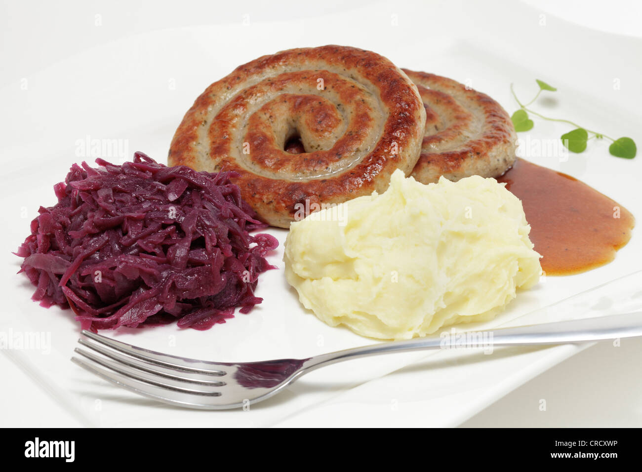 Boucles Bratwurst avec du chou rouge, purée de pommes de terre et de la sauce Banque D'Images