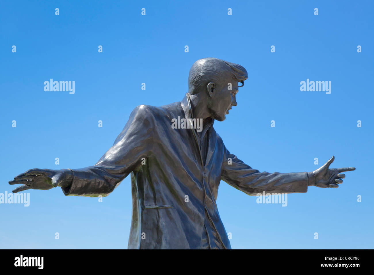 Statue en bronze de Billy Fury une chanteuse pop des années 60 Pier Head promenade du front de mer de Liverpool Merseyside England UK UE GO Banque D'Images