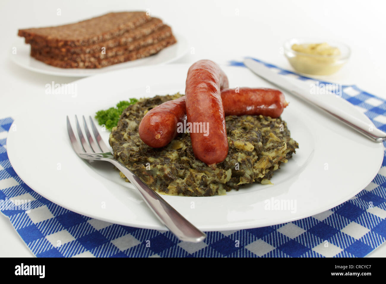 Mettwurst saucisses fumées au chou vert avec de la moutarde et du pain Banque D'Images
