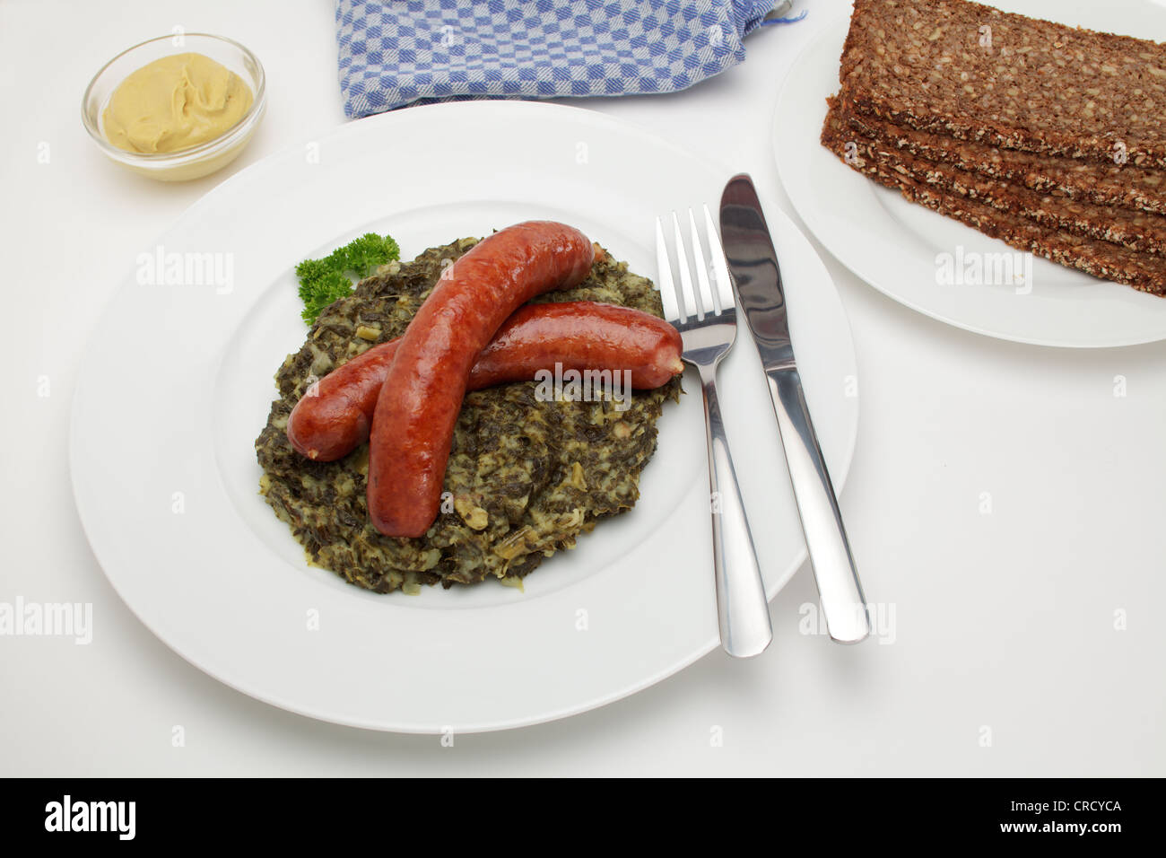 Mettwurst saucisses fumées au chou vert avec de la moutarde et du pain Banque D'Images