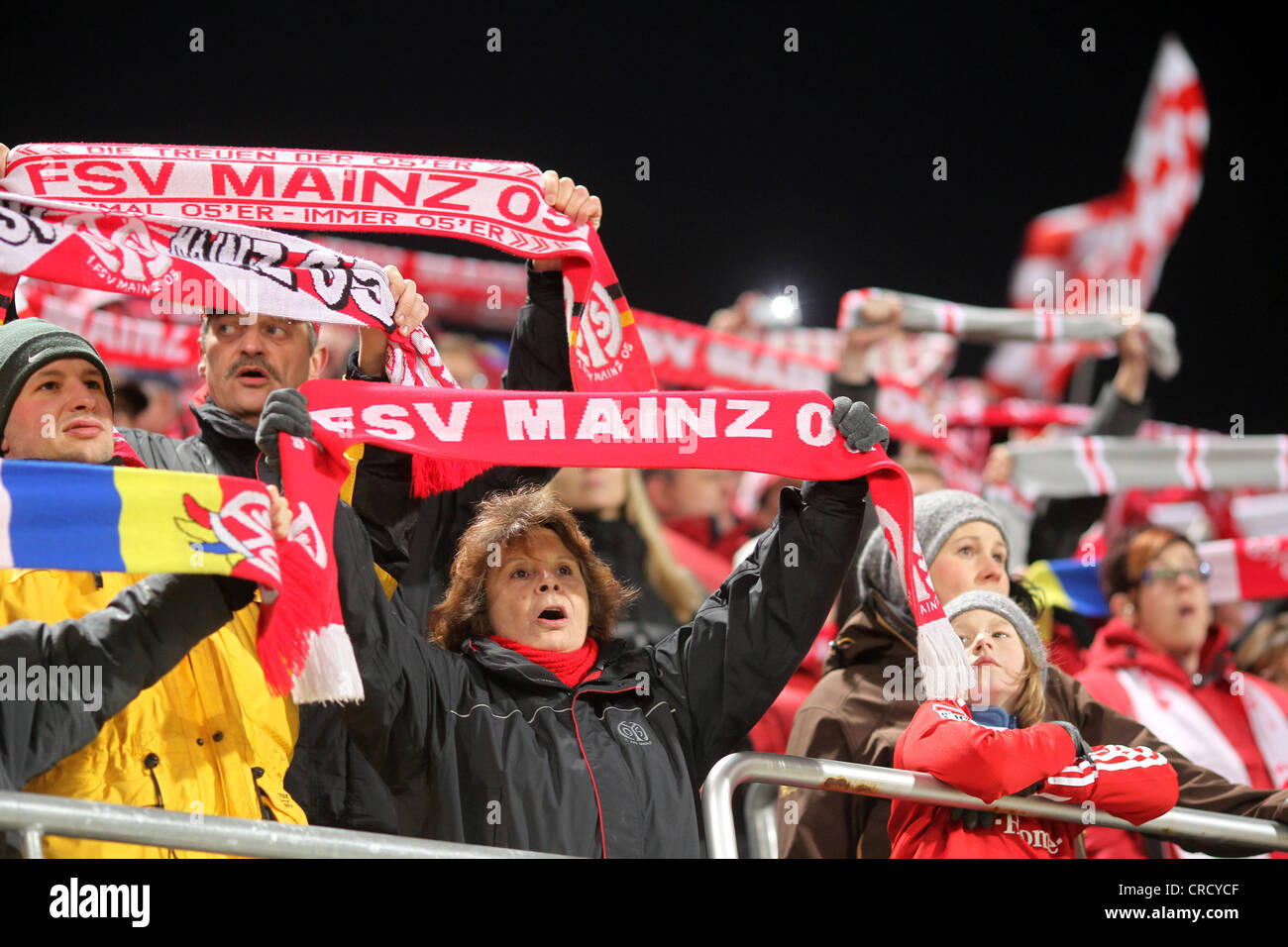 Fans de la FSV Mayence 05 en stade Bruchweg, Mayence, Rhénanie-Palatinat, Allemagne, Europe Banque D'Images