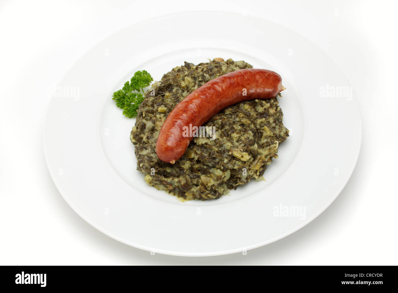 Mettwurst saucisse fumée sur le chou vert Banque D'Images