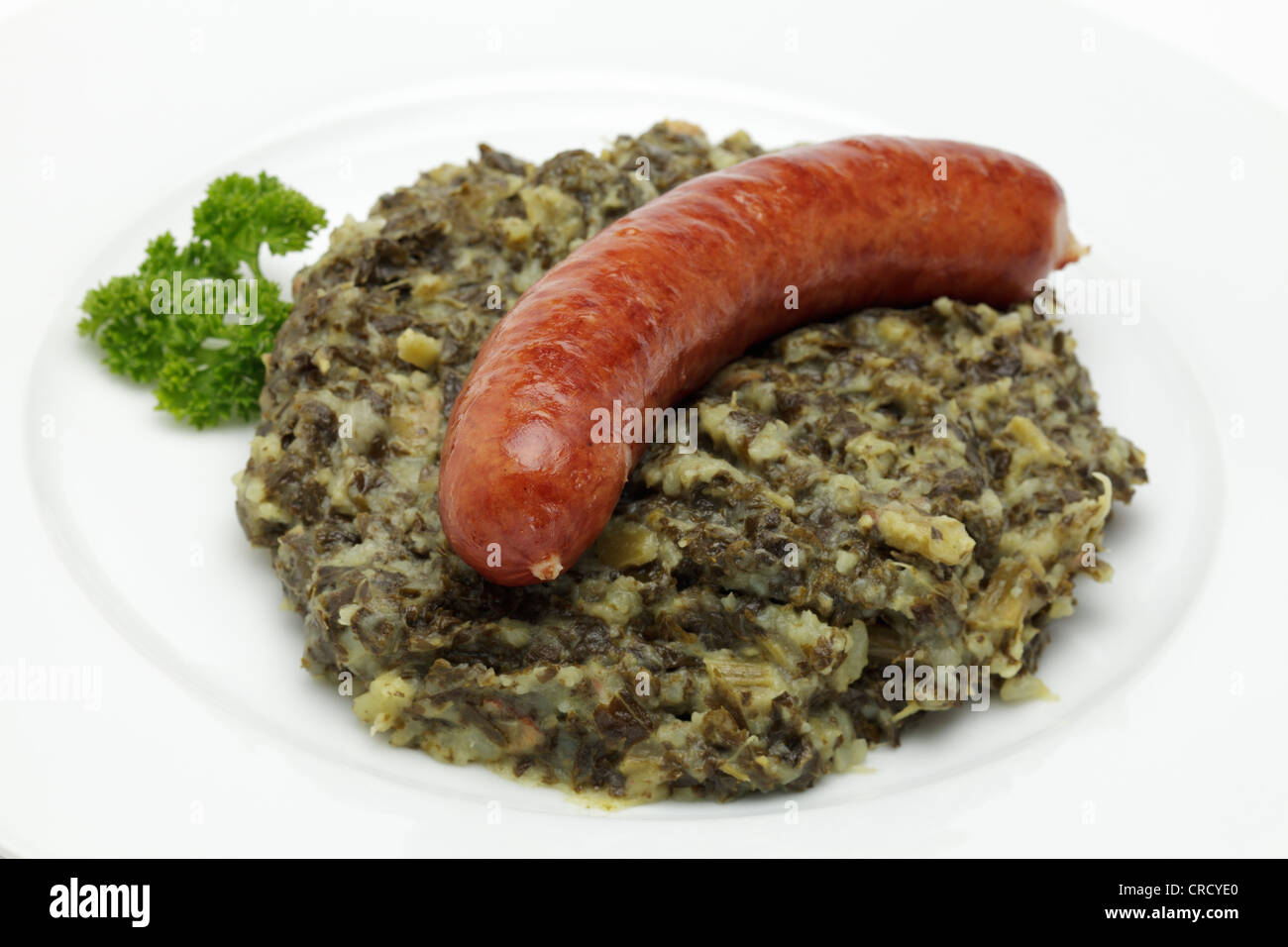 Mettwurst saucisse fumée sur le chou vert Banque D'Images