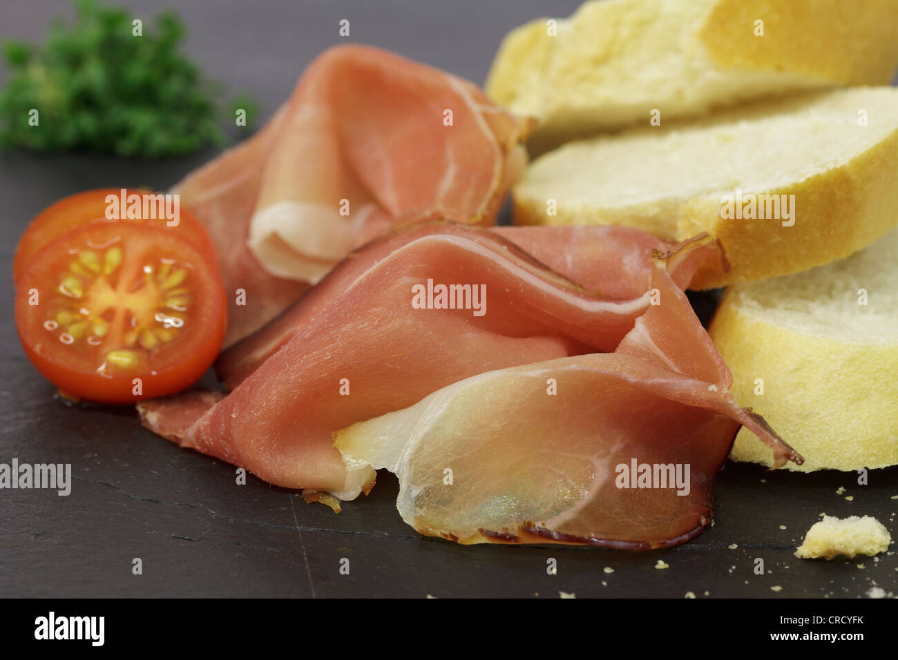 Jambon Forêt noire avec des tranches de pain baguette Banque D'Images