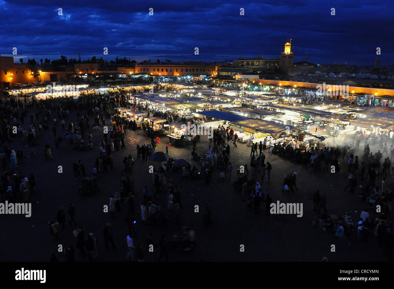 Cale sur la place Jemaa el-fnaa, lieu de le pendu, pendant l'heure bleue, Marrakech, Maroc, afrique Banque D'Images
