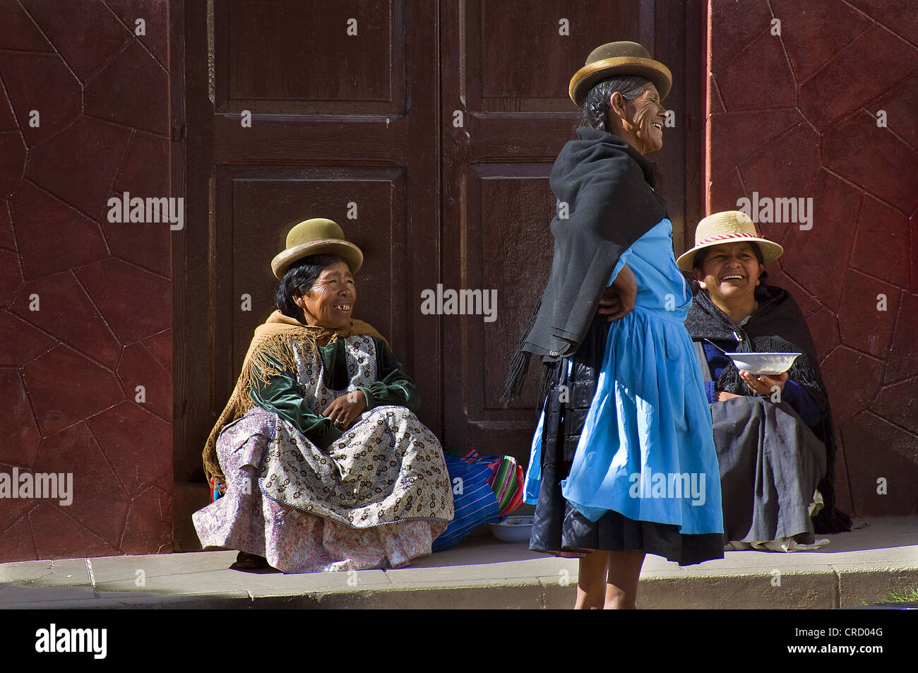 Scène de rue avec trois femmes des peuples autochtones, La Paz, Bolivie, Amérique du Sud Banque D'Images