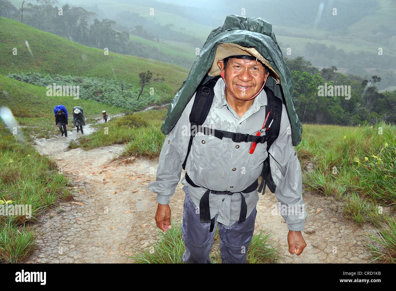 Mountaineer lors d'une randonnée difficile sous la pluie, le Roraima, Table Mountain, triangle des frontières du Brésil, du Venezuela et du Guyana Banque D'Images