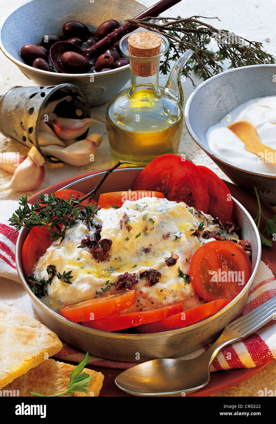 Crème de fromage de brebis aux herbes avec yaourt, olives et ail, dinde. Banque D'Images