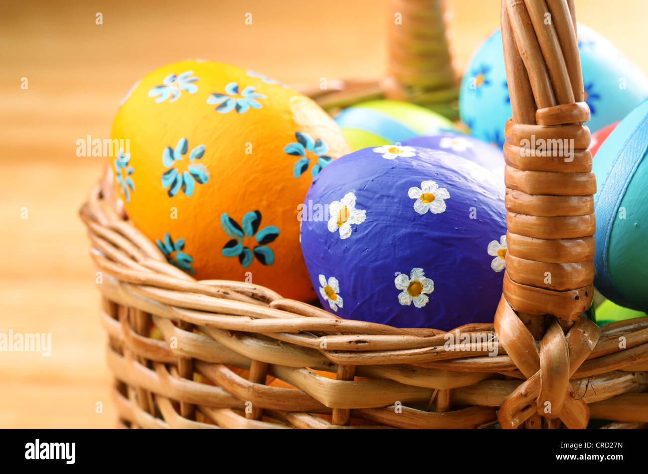Panier de Pâques avec les œufs décorés Banque D'Images