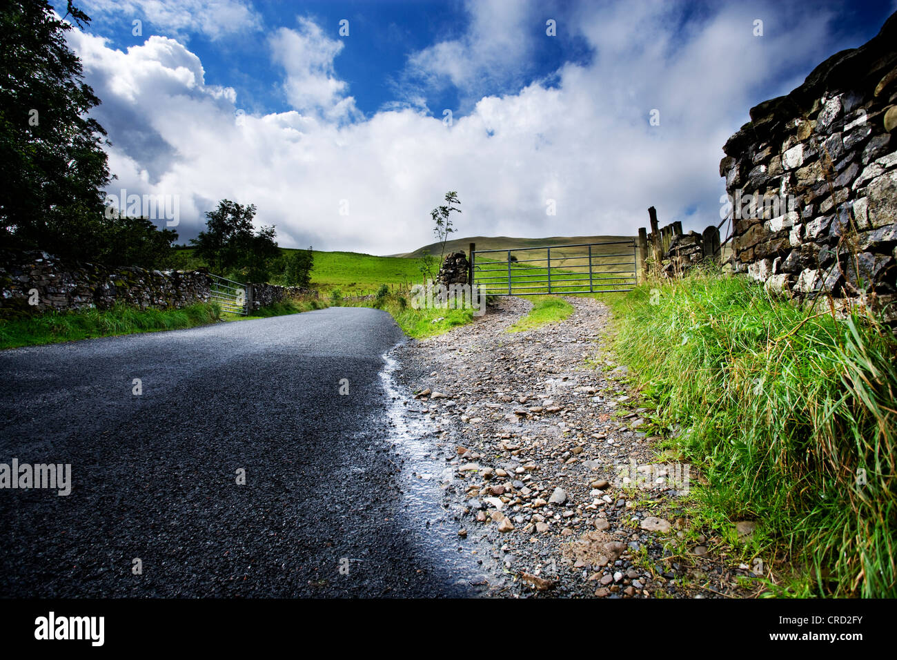 Les routes de campagne dans le Lake District uk voiture cgi d'origines fluffy clouds hills Banque D'Images