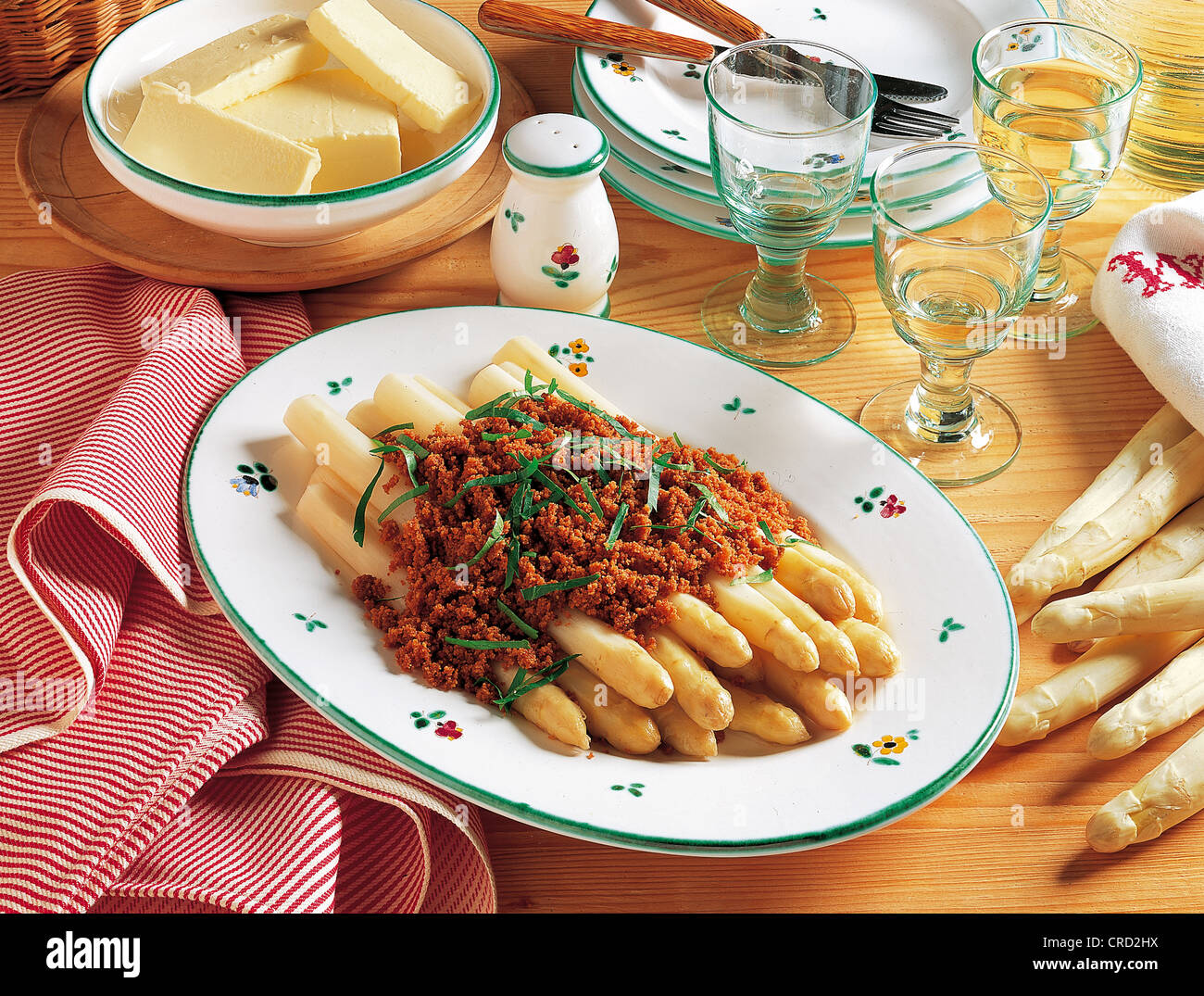Asperges aux crumbles de beurre, chapelure, beurre et légumes, Autriche. Banque D'Images