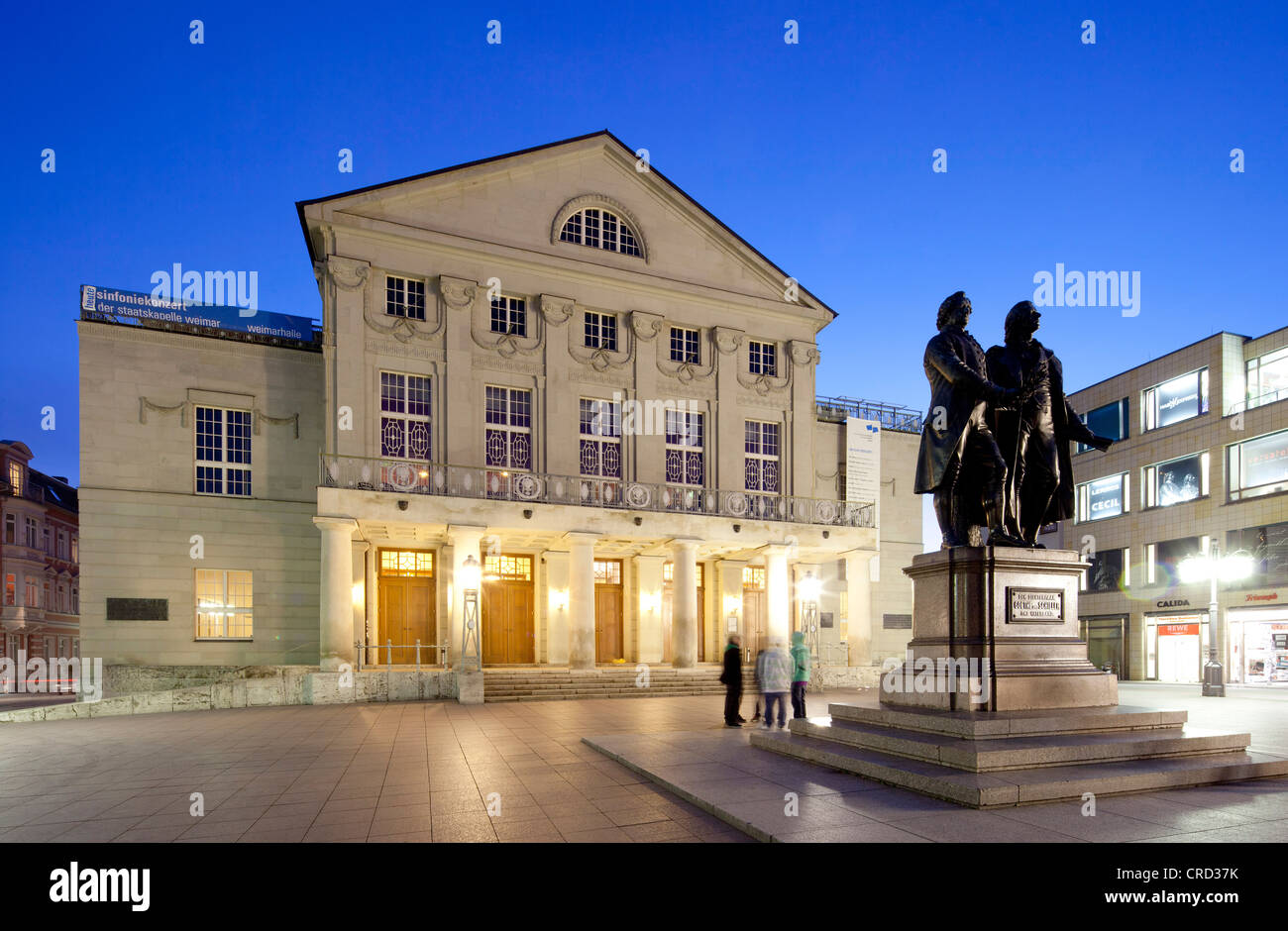 Théâtre National allemand Goethe, Schiller Monument, Weimar, Thuringe, Allemagne, Europe, PublicGround Banque D'Images
