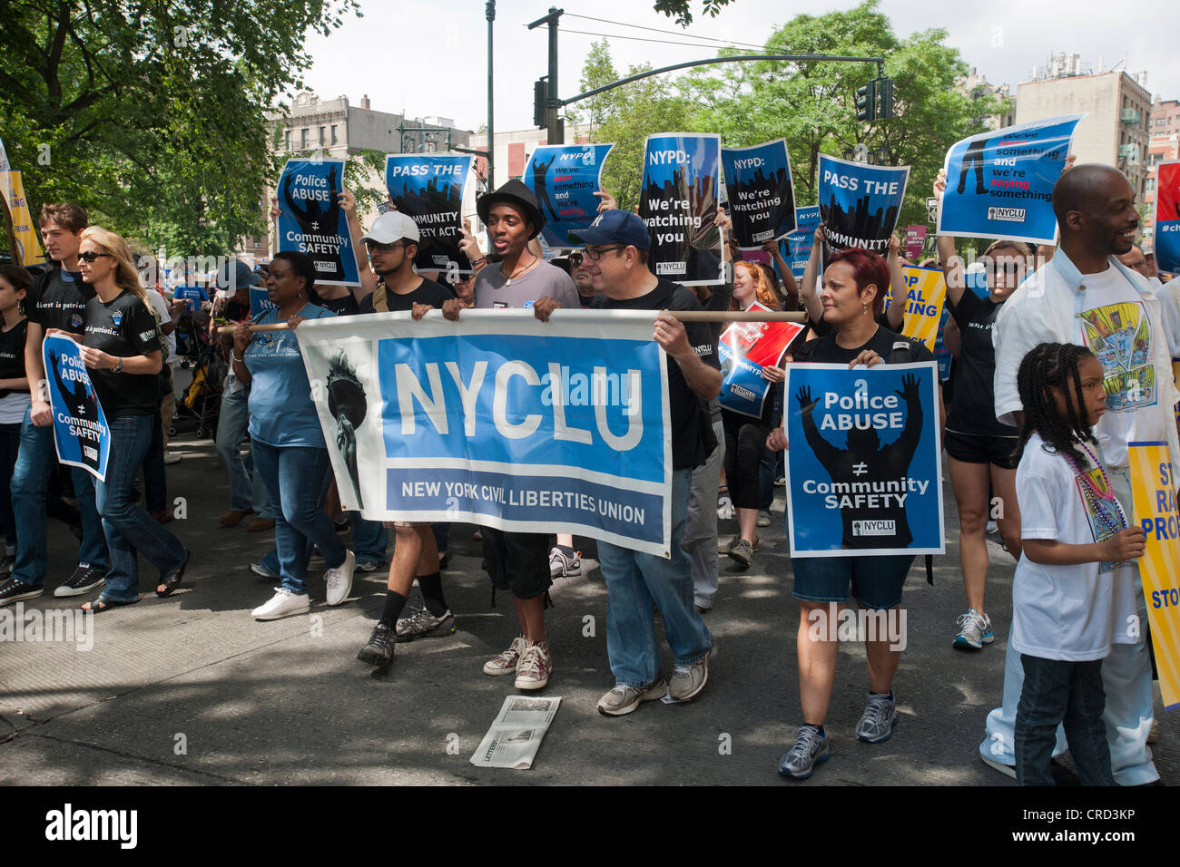 Des milliers de manifestants en mars la Cinquième Avenue à New York pour une marche silencieuse pour protester contre la politique de la police de s'arrêter et frisk Banque D'Images