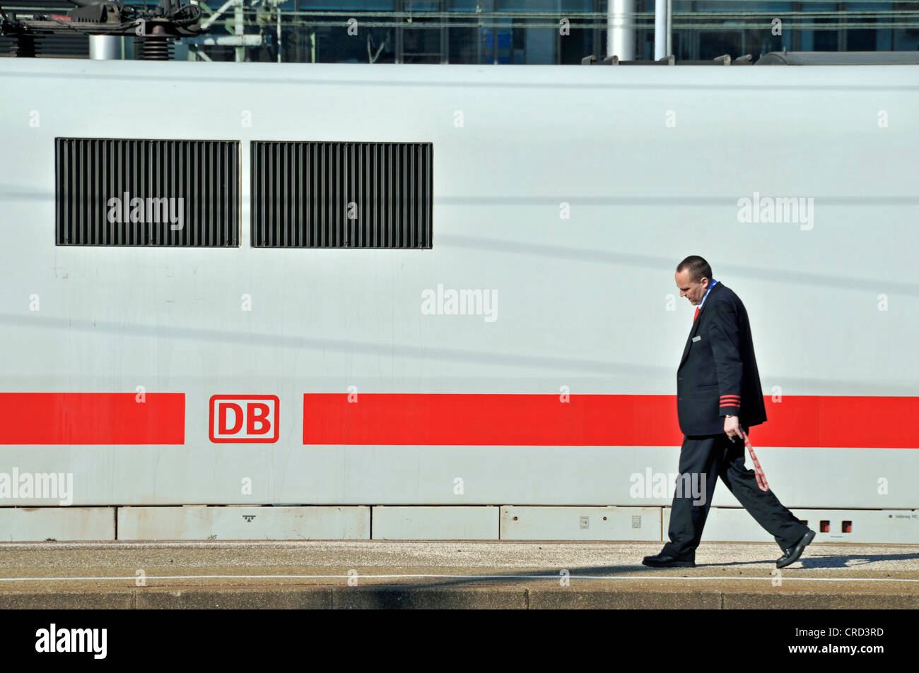 En face de l'inspecteur de train à la gare centrale de Stuttgart, Allemagne, Bade-Wurtemberg, Stuttgart Banque D'Images