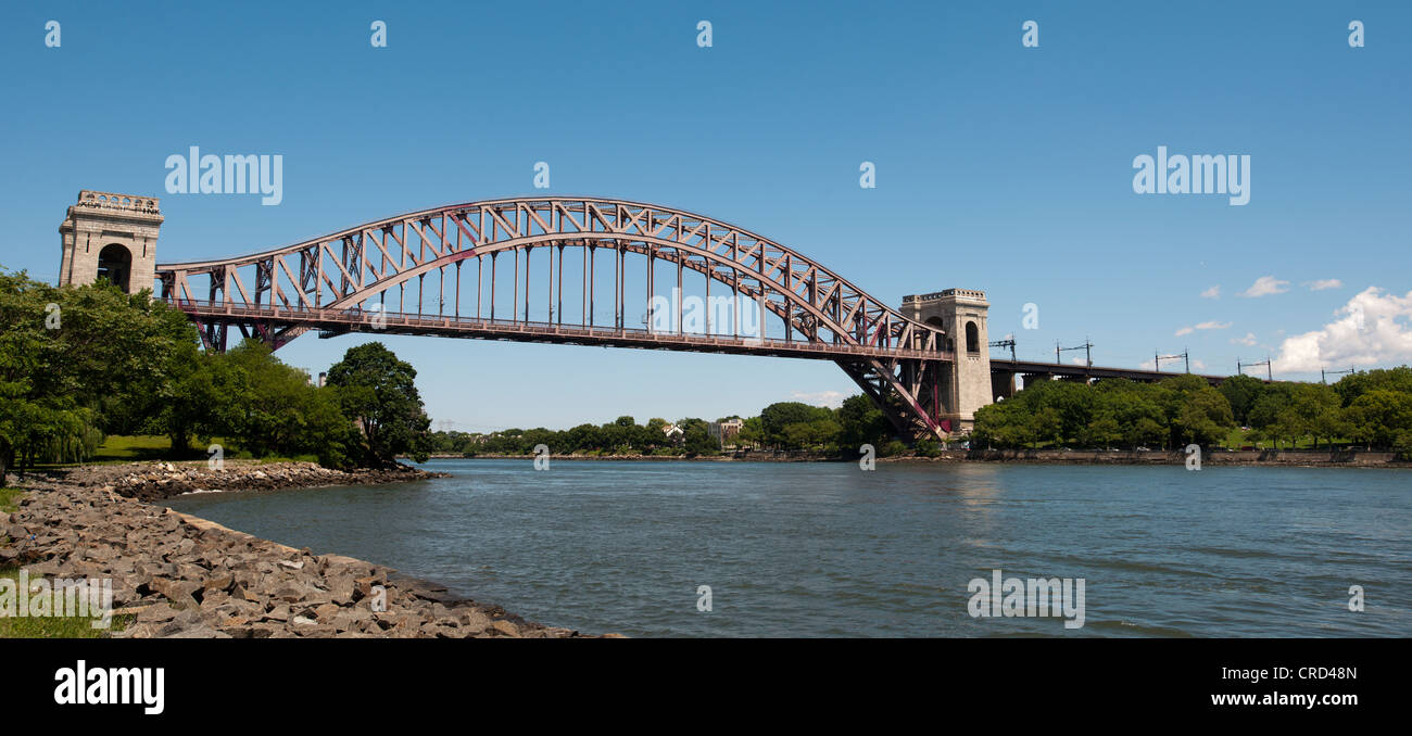 Amtrak de Hell Gate Bridge est vu de Randall's Island Park dans l'East River à New York Banque D'Images