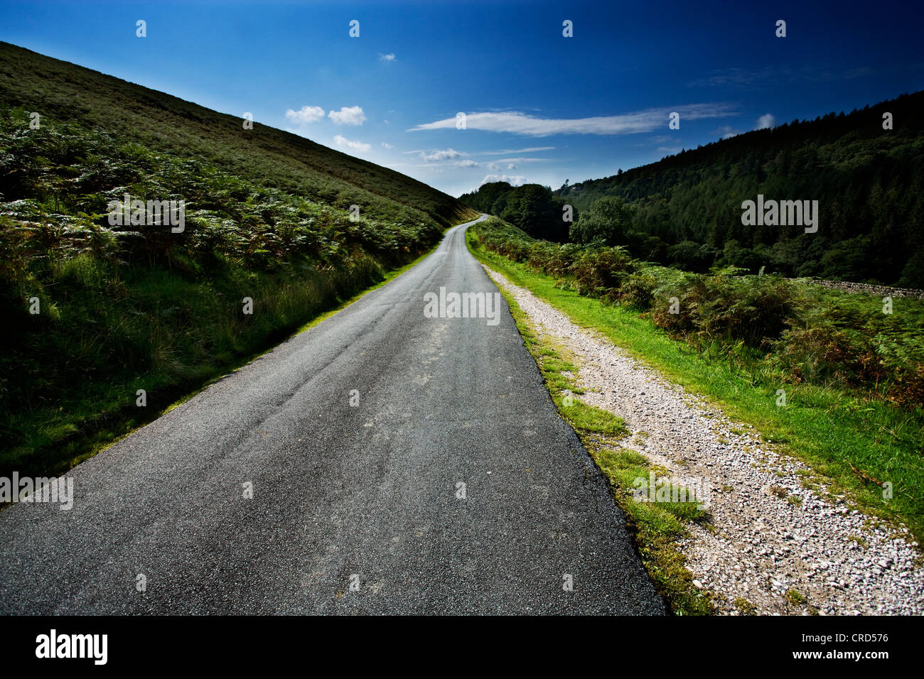 Les routes de campagne dans le Lake District uk voiture cgi d'origines fluffy clouds hills Banque D'Images