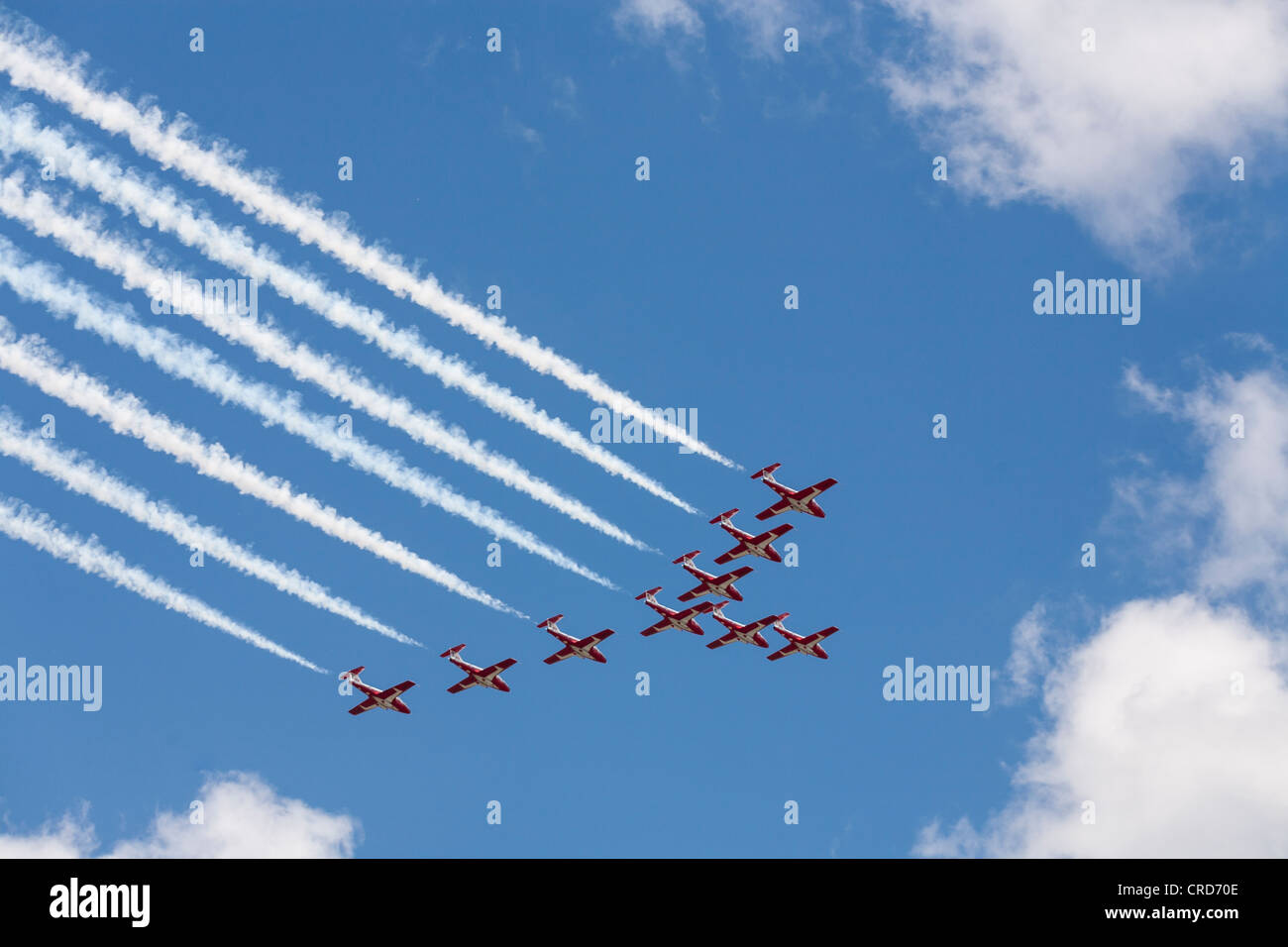 Les Snowbirds en formation au-dessus d'Ottawa. Une formation de 9 avions d'entraînement acrobatique des Snowbirds jour Canada Survol de la colline du parlement Banque D'Images