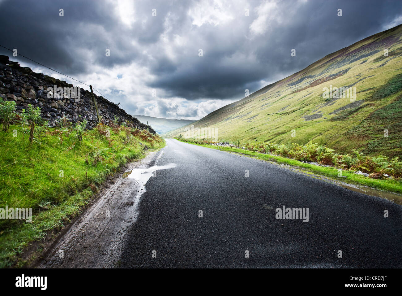 Les routes de campagne dans le Lake District uk voiture cgi d'origines fluffy clouds hills Banque D'Images