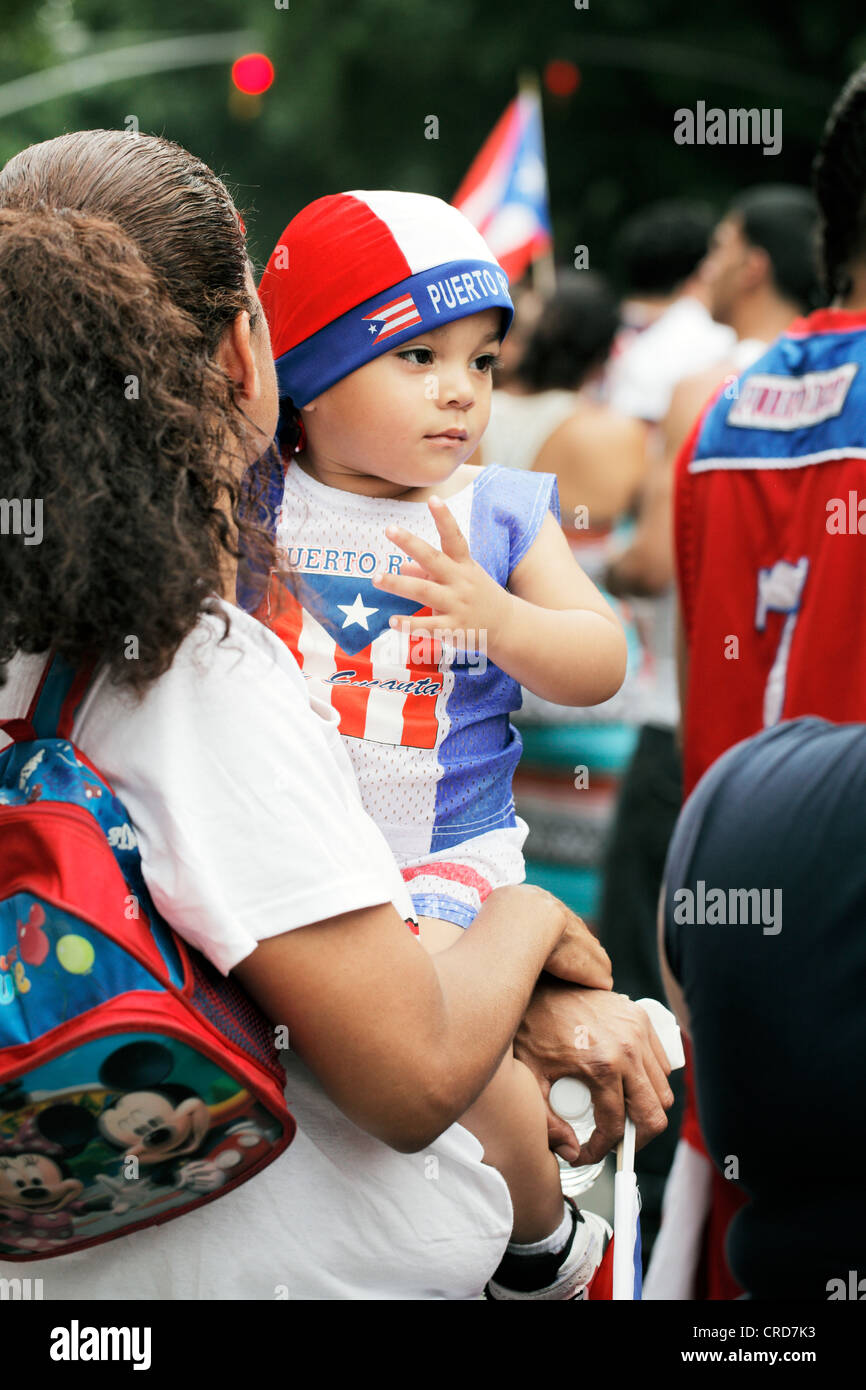 Il TSpectators de Puerto Rican Day Parade annuelle dans NYC Banque D'Images