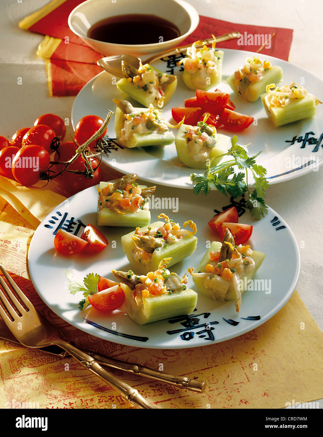 Concombres avec asperges vertes et tomates, Chine. Banque D'Images