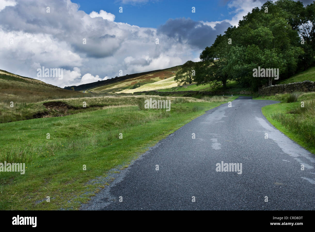 Les routes de campagne dans le Lake District uk voiture cgi d'origines fluffy clouds hills Banque D'Images